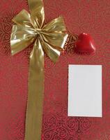 arco en un oro cinta en un rojo fondo, san valentin día deseos foto