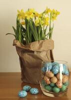 papel bolso con narcisos y Pascua de Resurrección huevos foto