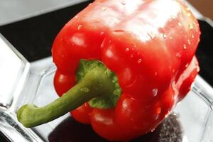 rojo bellpepper en un plato foto