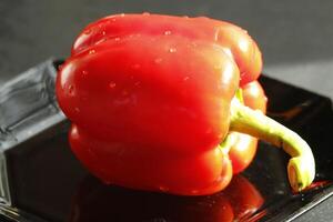 rojo bellpepper en un plato foto