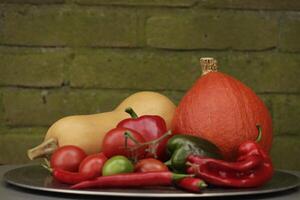 un plato con Fresco vegetales escogido Fresco desde el jardín foto