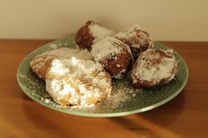 oliebollen y manzana buñuelos son típico holandés y comido en el mes de diciembre especialmente en nuevo años víspera foto