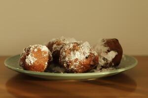 oliebollen y manzana buñuelos son típico holandés y comido en el mes de diciembre especialmente en nuevo años víspera foto