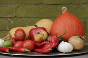 un plato con Fresco vegetales escogido Fresco desde el jardín foto