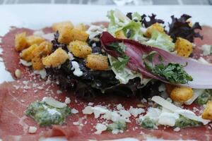 un lujo italiano carpaccio ensalada foto