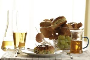 continental desayuno con té, jugo, un pan y huevo foto