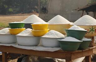 bochas con cereales para rebaja a lo largo el la carretera en benin foto