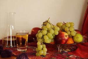 Fruta cuenco con uvas, manzanas, naranjas foto