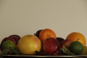 un plato con mezclado Fruta foto