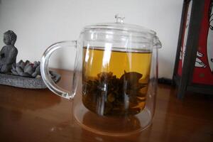 chino flor té en un té maceta foto