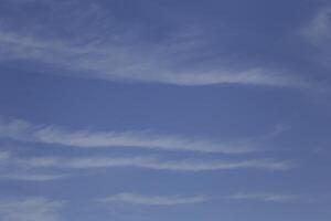 cielo azul con nubes blancas foto