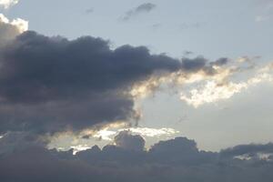 dramático cielo con vistoso nubes foto