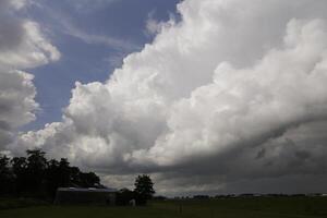 dramático cielo con vistoso nubes foto