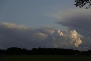 dramático cielo con trueno nubes en un holandés paisaje foto