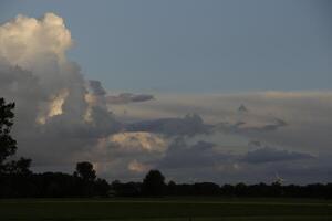 dramático cielo con trueno nubes en un holandés paisaje foto