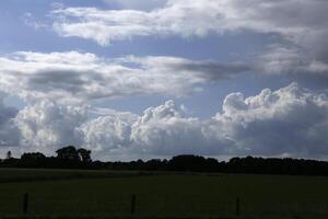 dramático nubes en un holandés paisaje foto