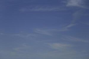 cielo azul con nubes blancas foto