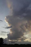 dramático cielo con vistoso nubes foto