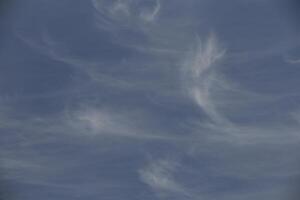 dramático gris colores, cielo con nubes foto