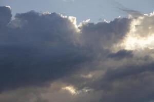 dramático gris colores, cielo con nubes foto