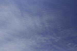 dramático gris colores, cielo con nubes foto