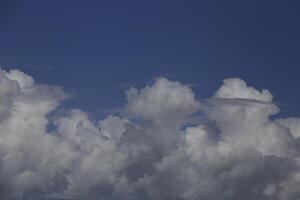 dramático gris colores, cielo con nubes foto