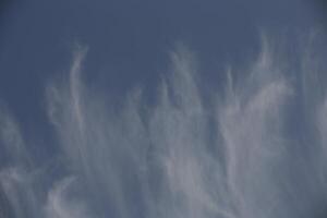 dramático gris colores, cielo con nubes foto