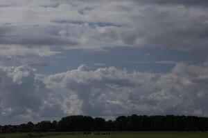 dramático gris colores, cielo con nubes foto