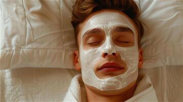 hermoso joven hombre disfrutando facial spa tratamiento foto