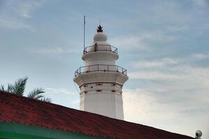 foto de el blanco banten real torre objeto, con un azul cielo antecedentes