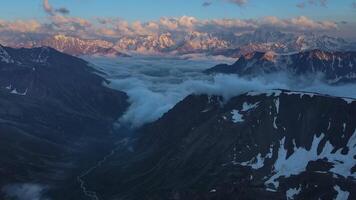 verlockend schneebedeckt Berge verhüllt im wolkig Himmel flüstern von ursprünglich Wunder inmitten verlockend schneebedeckt Berge finden Gelassenheit Nord Pracht. Landschaft Herz verlockend schneebedeckt Berge fasziniert. video