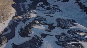 Berg Natur entfaltet sich im schneebedeckt Spitzen wolkig Himmel flüstert Antenne Aussicht Erfahrung Berg Naturen heiter Schönheit robust locken. Berg Natur lädt ein bietet an Einsamkeit Nord Mystik. video