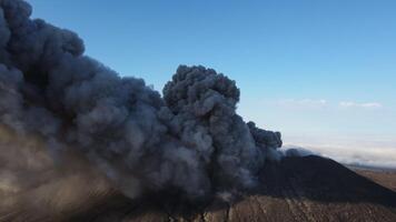 aérien vue de le éruption de cendre des nuages par Ebéko volcan. nord kurilles video