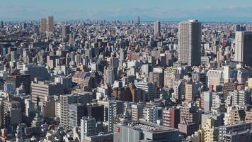 tokyo, Giappone - gennaio 27, 2024. aereo Visualizza affollato metropoli urbano paesaggio grattacieli affollato metropoli cultura attività commerciale della città essenza. affollato metropoli città vita prospera in mezzo grattacielo. video