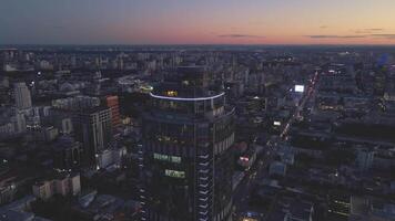 Ekaterimburgo, Rusia - agosto 15, 2022. noche aéreo ver Ekaterimburgo centrar metrópoli. metrópoli Ekaterimburgo mezcla de rascacielos ural patrimonio metrópoli urbano arquitectura. video