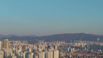 seoul, söder korea - januari 24, 2024. solsken på lotte värld torn seouls arkitektonisk skönhet lotte värld torn mitt i seouls vidd betecknar urban framsteg. seoul med lotte värld torn video