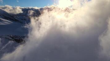 zonlicht filters door de cumulus wolken over- de berg landschap video