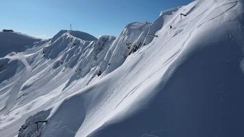 drone vue de une skieur descendant hors-piste video