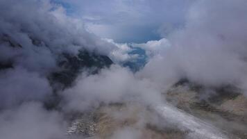 Antenne Aussicht von Wolken Abdeckung Berg Bereich, Erstellen ein dramatisch Landschaft. bezengi video