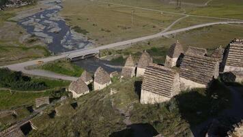 fuco Visualizza di il dargava necropoli, il città di il morto su il versante di montagna. il midagrabindon fiume flussi attraverso il valle video