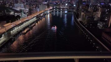 Tokyo, Japon - janvier 27, 2024. aérien vue sumida rivière nuit de tokyo cœur. sumida rivière nuit réflexion du japon culture sumida rivière nuit vibrant avec ville lumières la vie jamais dort. video
