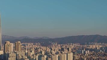 seoul, söder korea - januari 24, 2024. solsken på lotte värld torn seouls arkitektonisk skönhet lotte värld torn mitt i seouls vidd betecknar urban framsteg. seoul med lotte värld torn video