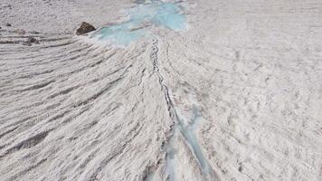 un' piscina di fluido tra il neve, un' geologica fenomeno nel il naturale paesaggio video