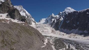 majestueux de une glacier dans neigeux Montagne intervalle mettant en valeur natures beauté video