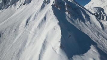 antenn. de sluttningar av hög bergen med märken från skidor och snowboards video