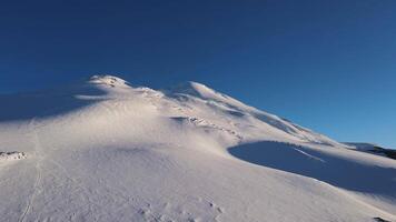 mega alto bianca montagna con soffiaggio neve. elbrus aereo video