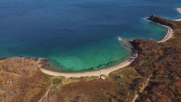 une magnifique île entouré par Azur l'eau dans une Naturel paysage video