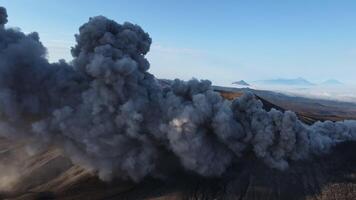 aéreo Visão do a erupção do cinza nuvens de ebeko vulcão. norte kurilas video