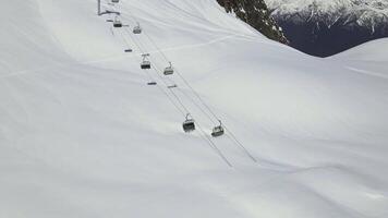 aéreo Visão do a mais baixo estação do a esqui lift coberto com avalanches video