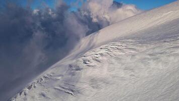 Sonnenuntergang Über ein zerklüftet Gletscher hoch im das Berge video